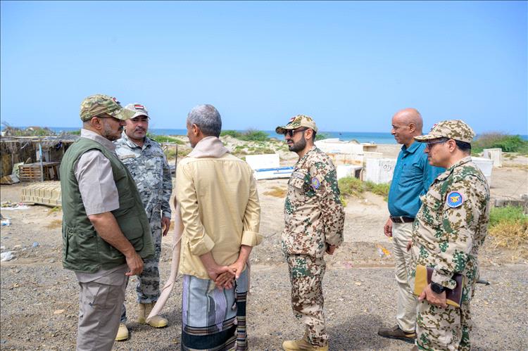 طارق صالح يتفقد المناطق المتضررة من السيول في ريف المخا ويوجّه بتكثيف الدعم للمنكوبين