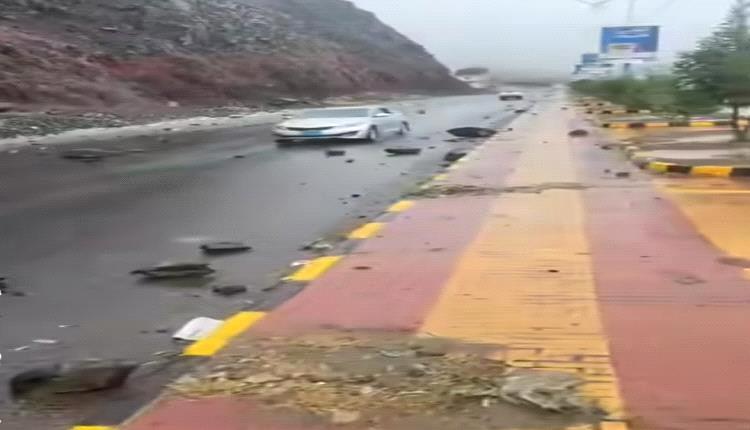 انهيارات صخرية تهدد سكان صنعاء وتدمر الشوارع