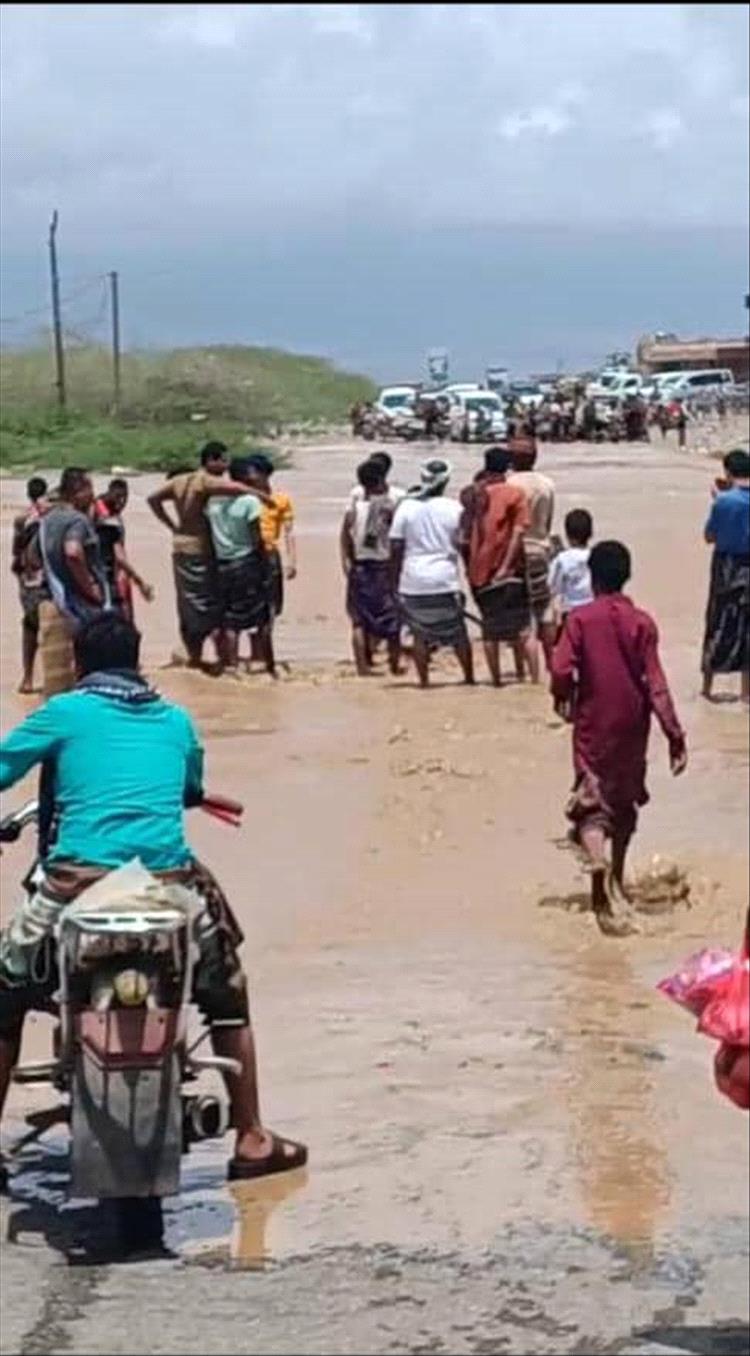 اضرار جراء السيول الجارفة بمدينة شقرة ومناشدات عاجلة للحكومة والمحافظة لإنقاذها