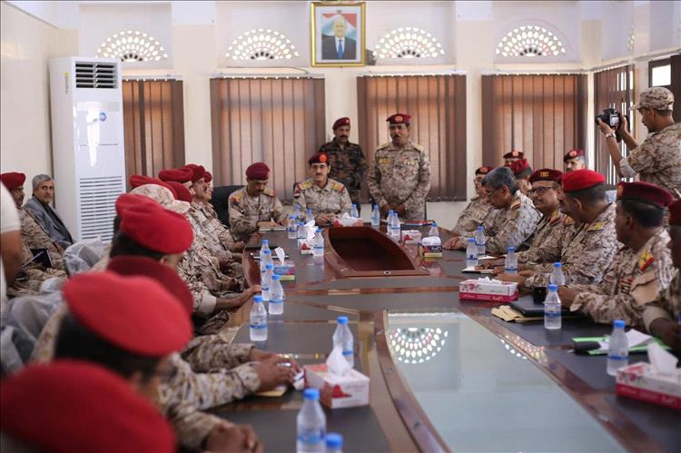 تحركات عسكرية لافتة في المكلا.. ماذا دار في اجتماع وزير الدفاع بقيادة المنطقة الثانية؟