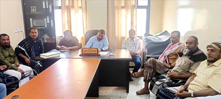 مدير عام سرار يافع يقر خطة المائة يوم ويُوجه بتسهيل الطرق المتضررة