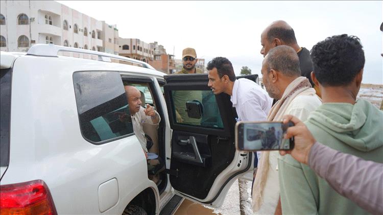 الخنبشي يتفقد أوضاع المواطنين بالمكلا عقب أمطار الخير ويؤكد سرعة معالجة الأضرار