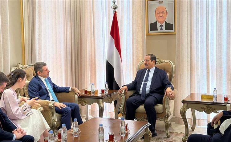 وزير الداخلية يبحث مع السفير الأمريكي تعزيز التعاون الامني