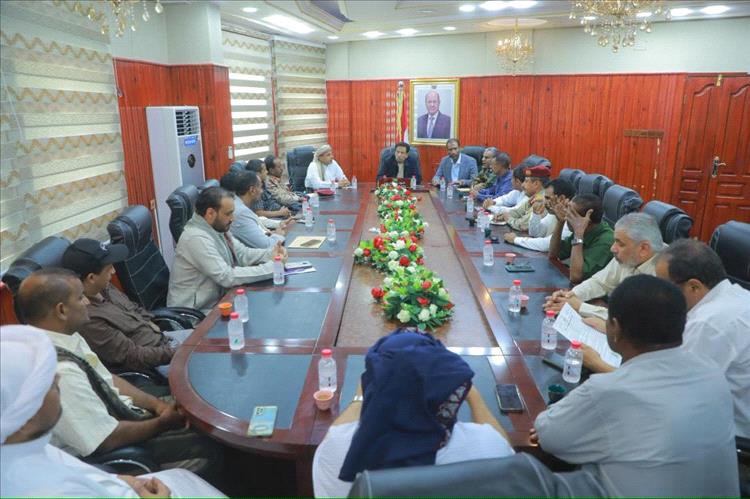 محافظ المهرة يترأس اجتماعاً للجنة الطوارئ ويطلع على إجراءات مواجهة المنخفض الجوي
