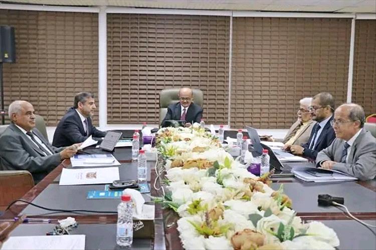 اجتماع ساخن للبنك المركزي في عدن: شح السيولة على الطاولة وقرارات جديدة لضبط الاقتصاد