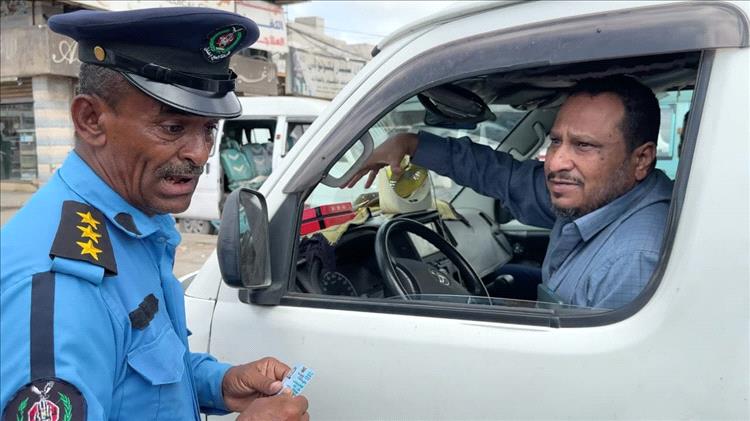 شرطة السير بعدن تنفذ حملة لضبط السيارات المخالفة وتؤكد استمرار الإجراءات القانونية