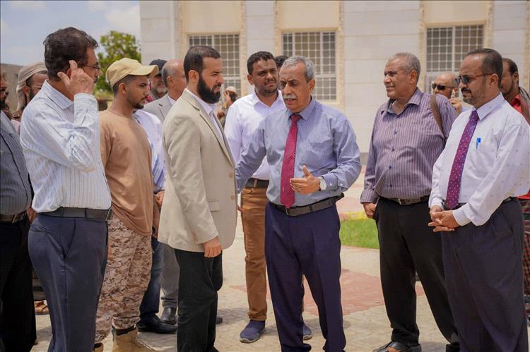 محافظ أبين يزور جامعة أبين ويشيد بما تحقق من إنجاز، ويؤكد دعم مسيرة التعليم