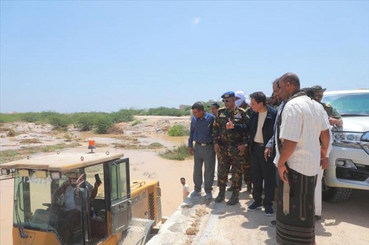 محافظ المهرة يطّلع على أعمال تنظيف الجسور والعبّارات