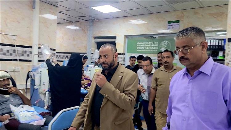 في لفتة إنسانية ومسؤولة.. محافظ الضالع يتفقد مركز الغسيل الكلوي ويؤكد: "صحة المواطن من أهم أولوياتنا"