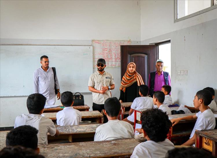 بن جرادي يتفقد سير العملية التعليمية في مدارس وثانويات صيرة بعدن
