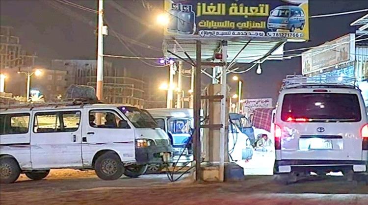 انفراجة مرتقبة في أزمة الغاز بعدن.. دعوات لوقف التهافت وتنظيم التعبئة