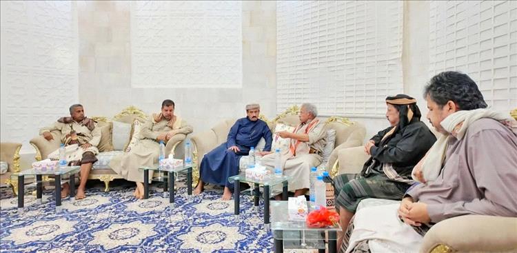 المحافظ بن الوزير يلتقي بقيادات المحاور العسكرية عتق وبيحان ويؤكد على رفع الجاهزية