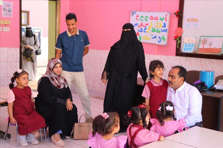 مدير عام خور مكسر يتفقد روضة الأمل ويقدم حقائب مدرسية للأطفال الخريجي من الفئة الكبرى