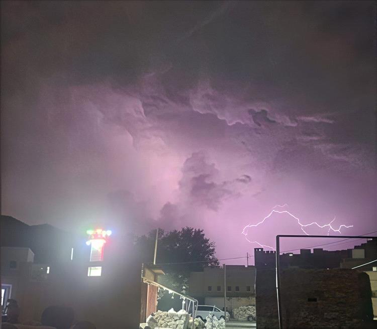 شبوة: سيول متوسطة تجتاح أودية بيحان وعسيلان وسط تحذيرات من استمرار المنخفض الجوي