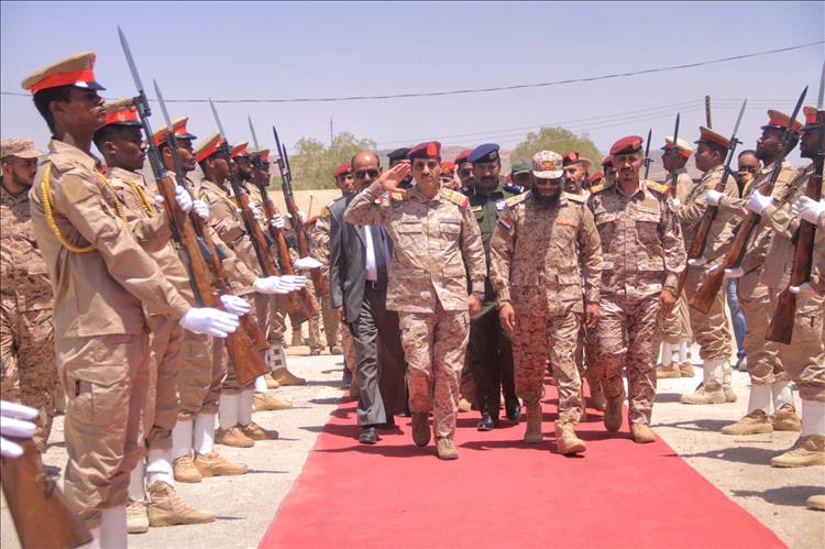 تحرك ميداني في سيئون… وزير الدفاع يقيم جاهزية المنطقة العسكرية الأولى ويشدد على رفع الكفاءة القتالية