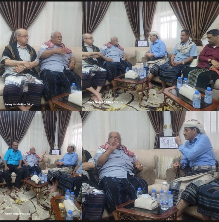 وزير الدفاع يزور المناضل الوطني والقائد العسكري الكبير اللواء عبدالرحمن عتيق في منزله بسيئون