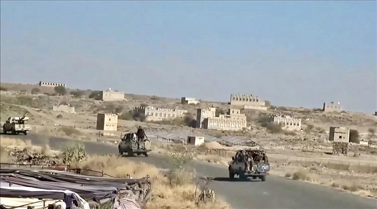 الحوثيون يفرضون حصارًا على حي “الحفرة” في رداع بعد تصاعد الغضب القبلي