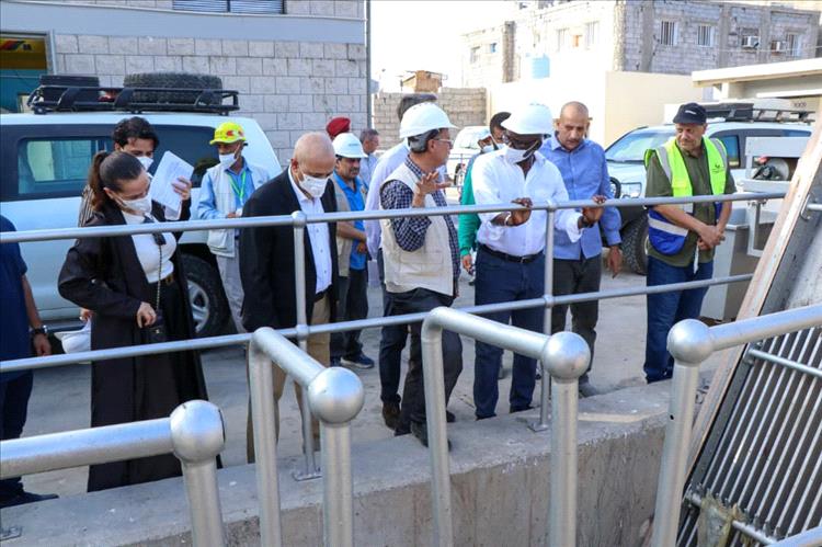 وزير المياه والبيئة ووفد البنك الدولي يطلعان على التشغيل التجريبي لمشروع محطة الضخ بعدن