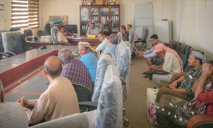 وكيل محافظة أبين يتفقد مكتب الصحة ويؤكد: خطة المئة يوم أولوية لإنعاش القطاع الصحي