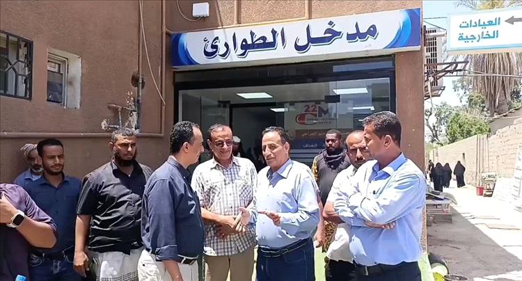 مدير صحة عدن يشيد بجهود إدارة مستشفى 22 مايو في تحسين جودة الخدمة المقدمة للمواطنين