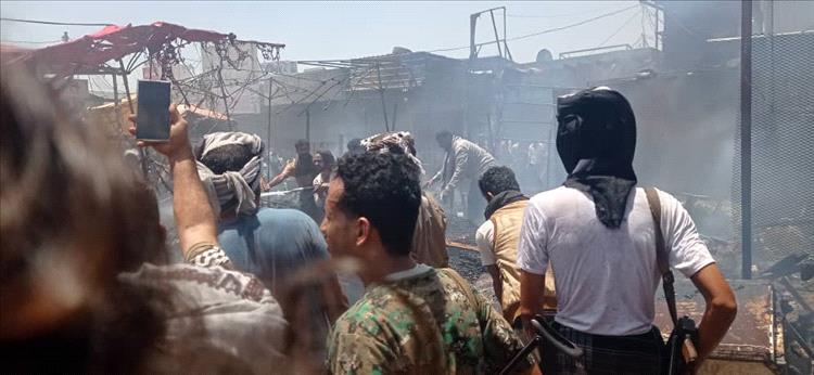 لحج.. حريق في سوق الفيوش بسبب الألعاب النارية يخلّف خسائر مادية