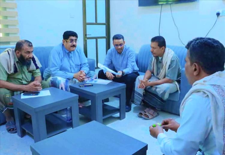 مدير عام كهرباء وادي حضرموت يناقش مع مدير عام وادي العين وحورة تعزيز كفاءة الشبكة الكهربائية