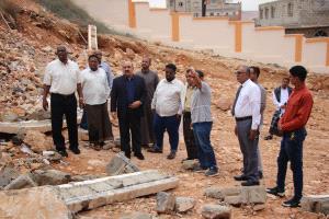 مدير تربية ساحل حضرموت يتفقد أضرار المنخفض الجوي بمدرسة ابن الهيثم بمنطقة ربوة خلف بمديرية المكلا