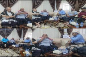 وزير الدفاع يزور المناضل الوطني والقائد العسكري الكبير اللواء عبدالرحمن عتيق في منزله بسيئون
