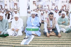 القاضي أكرم العامري يؤدي صلاة العيد في سيئون ويتبادل التهاني مع المصلين