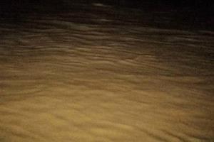 سيول مفاجئة تقطع الطريق الدولي في وادي أحور وتوقف حركة المركبات