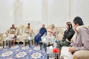 المحافظ بن الوزير يلتقي بقيادات المحاور العسكرية عتق وبيحان ويؤكد على رفع الجاهزية