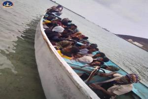 خفر السواحل يضبط قارب تهريب وعلى متنه 47 مهاجراً إثيوبياً في باب المندب