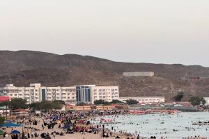 ساحل جولد مور بعدن يشهد زحامًا لافتًا في رابع أيام العيد وسط إشادة بالتنظيم الأمني