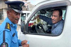 شرطة السير تنبه سائقي المركبات بتوخي الحيطة والحذر وتجنب مغامرات قطع السيول