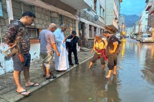 عدن.. الوكيل مبجر والجرادي يتفقدان مواقع تصريف مياه الأمطار بصيرة