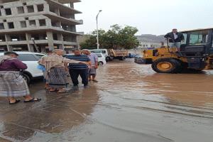 شاذلي وباخبيرة يتفقدان أوضاع عدن عقب الأمطار ويؤكدان جاهزية فرق الطوارئ