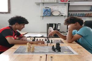 زياد مطهر يتوج بلقب مسابقة الشطرنج في مهرجان مدرسة الشعب بتعز