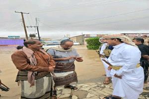 المحافظ بن الوزير يقوم بجولة ميدانية في عتق ويوجه برفع الجاهزية لمواجهة تداعيات الحالة الجوية