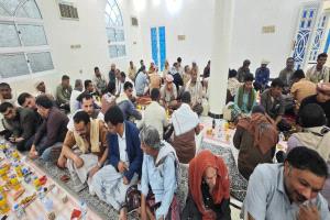 مكتب الصحة والسكان في غيل بن يمين يقيم مأدبة إفطار ويكرم الرعيل الأول من كوادره الصحية