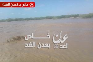 سيول تجتاح وادي أحور وتقطع الخط العام وتوقف حركة مرور المركبات