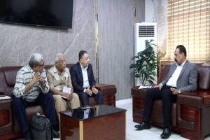 وزير الأشغال يناقش مع قيادة السلطة المحلية بمحافظة أبين عدداً من المشاريع الخدمية والتنموية