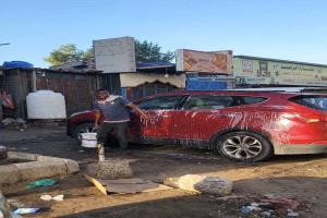 مهنة غسل السيارات في عدن… حكاية مهنة بدأت بسيطة وأصبحت جزءًا من حياة المدينة