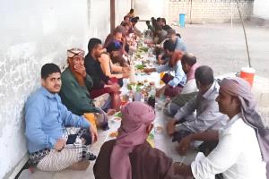 أسرة مدرسة الفقيد محمد زين بيافع سرار تقيم مأدبة إفطار جماعي