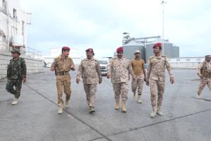 قائد المنطقة العسكرية الثانية يتفقد قوة خفر السواحل والمواقع التابعة لها في المكلا ويشيد بمستوى الانضباط والجاهزية