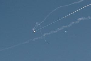 الدفاعات الجوية الإماراتية تعترض صواريخ ومسيرات وتكشف حصيلة الهجمات منذ بدء التصعيد