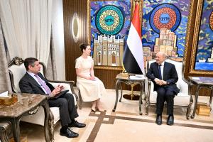 رئيس مجلس القيادة يؤكد أهمية استمرار الضغوط القصوى على النظام الإيراني وتفكيك مليشياته المسلحة