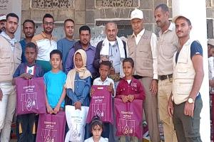 تدشين مشروع كسوة العيد لـ1836 يتيماً في مديرية المواسط بدعم من الخلية الإنسانية