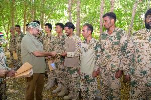 عضو مجلس القيادة طارق صالح يكرم كوكبة من أبطال بحرية المقاومة الوطنية وخفر السواحل