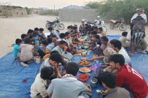 اهالي قرية حبيل المسجد بالوضيع يقيمون افطارهم الجماعي الخامس