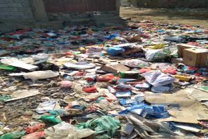 بعد تكدس القمامة ببئر أحمد..  أهالي المنطقة يرفعون مناشدة للسلطة المحلية بالبريقة ومدير مكتب النظافة